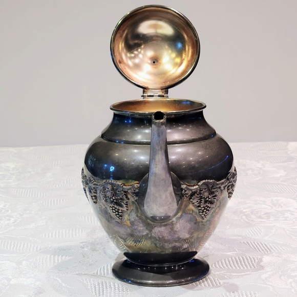 W. Rogers Grape & Vine pattern #1047 silver plated tea pot. W/ bakelite handle - Picture 6 of 12